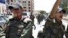 Wani sojan Syria wanda yaji rauni, yake tafiya kusa da wani abokin aikinsa a birnin Daraa bayan da wani bam ya tashi a gefen hanya