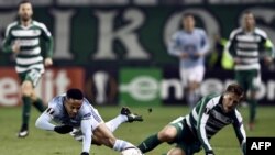 Le milieu de terrain finlandais du Panathinaikos Robin Lod, à droite, se bat avec l'attaquant belge du Celta Theo Bongonda lors du match de football de l'UEFA Europa League entre le Panathinaïkos et le Celta de Vigo au stade Apostolos Nikolaidis, à Athène