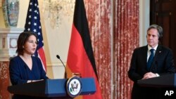 美国国务卿布林肯与德国外长贝尔伯克在美国国务院举行联合记者会。(2022年1月5日)