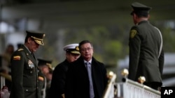 El presidente de Colombia, Gustavo Petro, en el centro, llega a una ceremonia que marca el 133 aniversario de la Policía Nacional de Colombia, en Bogotá, Colombia, el viernes 1 de noviembre de 2024. AP