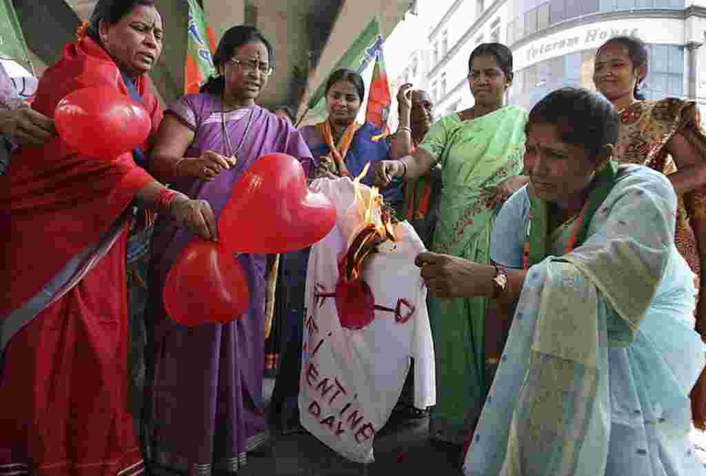 Aktivis-aktivis perempuan dari Partai Bharatiya Janata membakar sebuah kaos yang melambangkan perayaan hari Valentine pada sebuah aksi protes di kota Hyderabad, di bagian selatan India, 14 Februari (REUTERS).