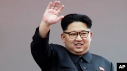 លោក Kim Jong Un មេដឹកនាំ​របស់​កូរ៉េ​ខាង​ជើង​បក់​ដៃ​ទៅ​អ្នក​ចូលរួម​ការ​ដើរ​ក្បួន​មួយ​នៅ​ទីលាន Kim Il Sung ក្នុង​ក្រុង​ព្យុងយ៉ាង ប្រទេស​កូរ៉េ​ខាង​ជើង។