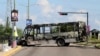 Los restos quemados de un autobús, un día despues que las fuerzas de seguridad de México intentaran retener a Octavio Guzmán en Culiacán, hijo del capo conocido como "El Chapo Guzmán". Reuters.