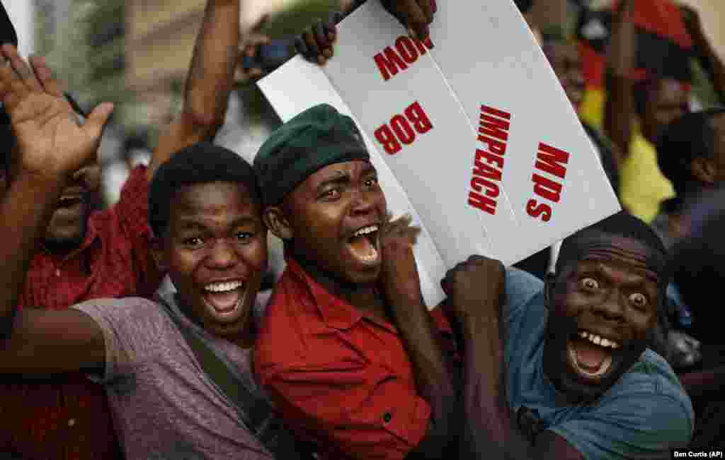 Zimbabueanos celebram nas ruas à porta do parlamento após o anúncio da resignação de Robert Mugabe
