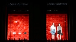 FILE: Logo Louis Vuitton di luar toko Louis Vuitton di Paris, Prancis, 27 Januari 2020. (Gonzalo Fuentes/REUTERS)