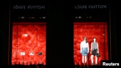 FILE: Logo Louis Vuitton di luar toko Louis Vuitton di Paris, Prancis, 27 Januari 2020. (Gonzalo Fuentes/REUTERS)