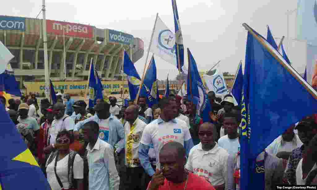 Les protestataires marchent contre l'arrêt de la cour Constitutionnelle autorisant le président Joseph Kabila de rester au-delà des limites de la Constitution si l’élection présidentielle ne se tient pas avant la fin 2016, à Kinshasa, 26 mai 2016.
