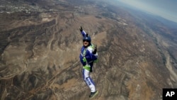 Penerjun bebas Luke Aikins tersenyum saat berlatih melompat dari helikopter di Simi Valley, California (foto: dok). 