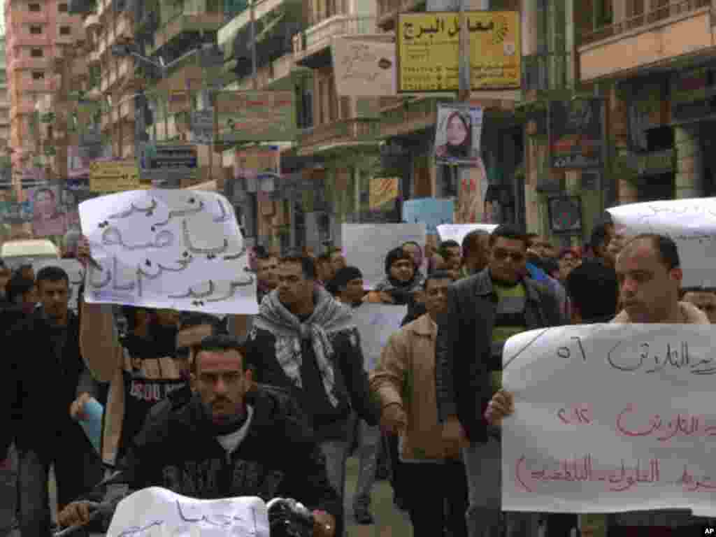 Protesters blame "police, old regime and thugs" after violence following a soccer game left at least 74 people dead in Port Said. February 2, 2012. (A. Ekimian)