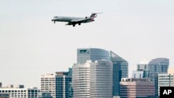 Con edificios de gran altura vistos en Rosslyn, Virginia, los vuelos de pasajeros se preparan para aterrizar en el cercano Aeropuerto Nacional Reagan de Washington en Arlington, Virginia, al otro lado del río Potomac desde Washington, el miércoles 19 de enero de 2022.