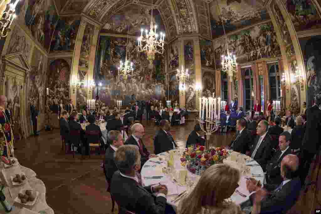 Líderes mundiais sentados à mesa de jantar, oferecido pelo reis holandêss Willem Alexander e Maxima no Orange Hall no Palácio Real,&nbsp; Huis ten Bosch em Haia, Março 24, 2014.