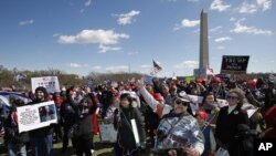 Los partidarios del presidente Donald Trump, se reúnen en el National Mall cerca del Monumento a Washington en Washington durante una manifestación organizada por el grupo de Carolina del Norte Gays for Trump, el sábado 4 de marzo de 2017.