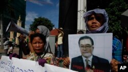 Apoiantes pedem a libertação de Hong Sok Hour.