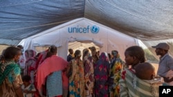 埃塞俄比亚提格雷地区的难民在苏丹东部的国际医疗诊所就医（2020年12月8日）