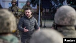 Rais wa Ukraine Volodymyr Zelenskiy akifanya ziara katika mji wa Kherson, Novemba 14, 2022. Picha ya Reuters