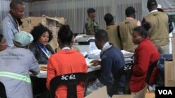 Electoral Commision officials at a tally center in Blantyre verifying votes from districts. (Lameck Masina/VOA) 