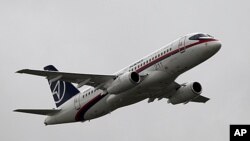 Phản lực cơ Sukhoi Superjet 100-95 thực hiện chuyến bay trình diễn tại Paris Air Show lần thứ 49 ở sân bay Le Bourget, phía đông Paris, ngày 21/6/2011