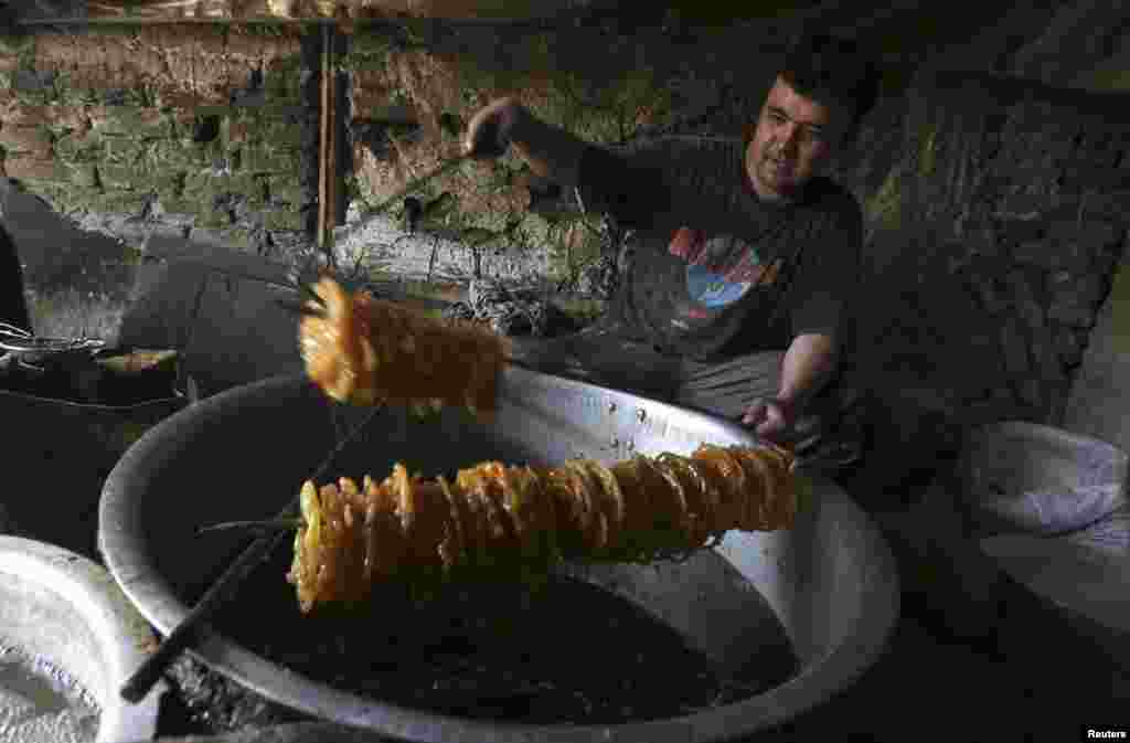 Món kẹo đặc biệt được làm trong một nhà máy truyền thống trước mùa lễ Ramadan ở Kabul, Afghanistan, 8 tháng 7, 2013.