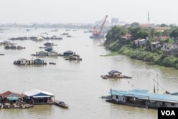 ទិដ្ឋភាព​ផ្ទះ​បណ្តែត​ទឹក​របស់​ប្រជា​នេសាទ​ជាង ​១០០​គ្រួសារ​ នៅលើដង​ទន្លេសាប​ ​ខាងជើង​ស្ពាន​ជ្រោយចង្វាថ្មី​ នៅរាជធានីភ្នំពេញ, នៅថ្ងៃទី​ ០២ ខែឧសភា​ ឆ្នាំ២០១៧។ (ខាន់ សុគុំមនោ/VOA)