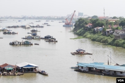 ទិដ្ឋភាព​ផ្ទះ​បណ្តែត​ទឹក​របស់​ប្រជា​នេសាទ​ជាង ​១០០​គ្រួសារ​ នៅលើដង​ទន្លេសាប​ ​ខាងជើង​ស្ពាន​ជ្រោយចង្វាថ្មី​ នៅរាជធានីភ្នំពេញ, នៅថ្ងៃទី​ ០២ ខែឧសភា​ ឆ្នាំ២០១៧។ (ខាន់ សុគុំមនោ/VOA)
