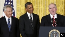 Presiden Barack Obama (tengah) saat memperkenalkan Chuck Hagel (kiri) dan John Brennan, masing-masing untuk nominasi sebagai Menhan AS dan Direktur CIA, Senin (7/1). 