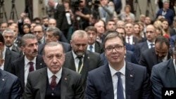 Arhiva - Predsednici Turske i Srbije, Rečep Tajip Erdogan i Aleksandar Vučić, tokom zvanične posete turskog predsednika Srbiji, 10. oktobra 2017. Srpska ministarka pravde Nela Kuburović tvrdi da je izručenje kurdskog izbeglice Turskoj sprovedeno na osnovu bilateralnog ugovora sa Turskom.