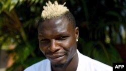 Aristide Bance lors d'une interview à Libreville, Gabon, le 30 janvier 2017 (Photo by GABRIEL BOUYS / AFP)