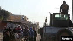 Displaced people flee during a battle with Islamic State militants in the al-Zuhoor neighborhood of Mosul, Iraq, Jan. 8, 2017. 