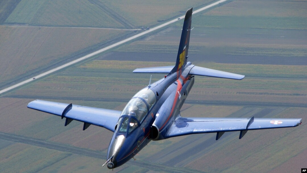 Arhiva - Školsko-borbeni avion Vojske Srbije "Super Galeb G4" snimljen iznad grada Pančeva, u blizini Beograda (AP Photo/Aleksandar Radic, file)