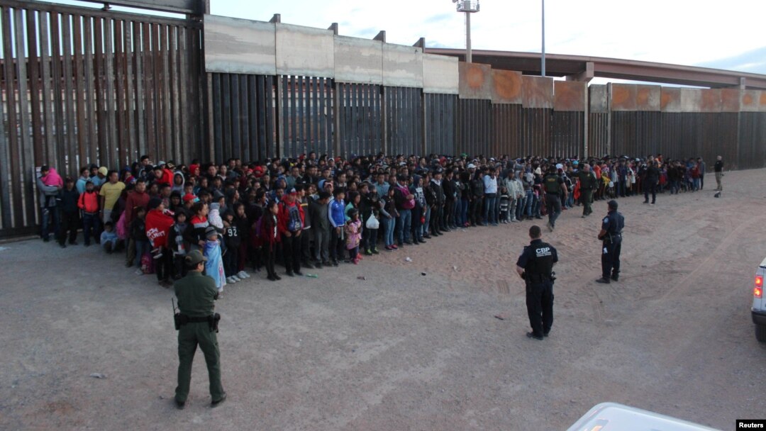 "Con el acceso limitado a duchas y ropa limpia, los detenidos llevaban ropa sucia durante días o semanas", señala el reporte obtenido por NBC. Foto de archivo.