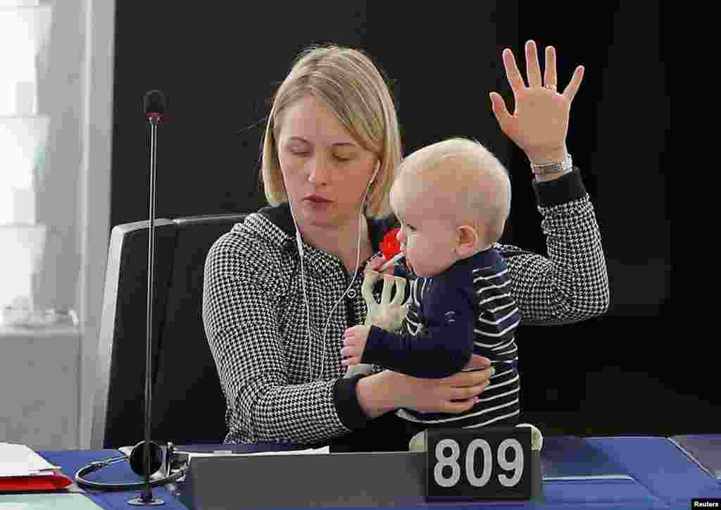 یک عضو سوئدی پارلمان اروپا، بچه کوچک خود را در جلسه رای گیری آورد. استراسبورگ، فرانسه.