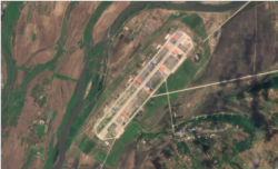 의주 비행장을 촬영한 6월 22일자 플래닛 랩스의 위성사진. 활주로를 중심으로 여러 건물이 들어서 있다. 자료=Planet Labs