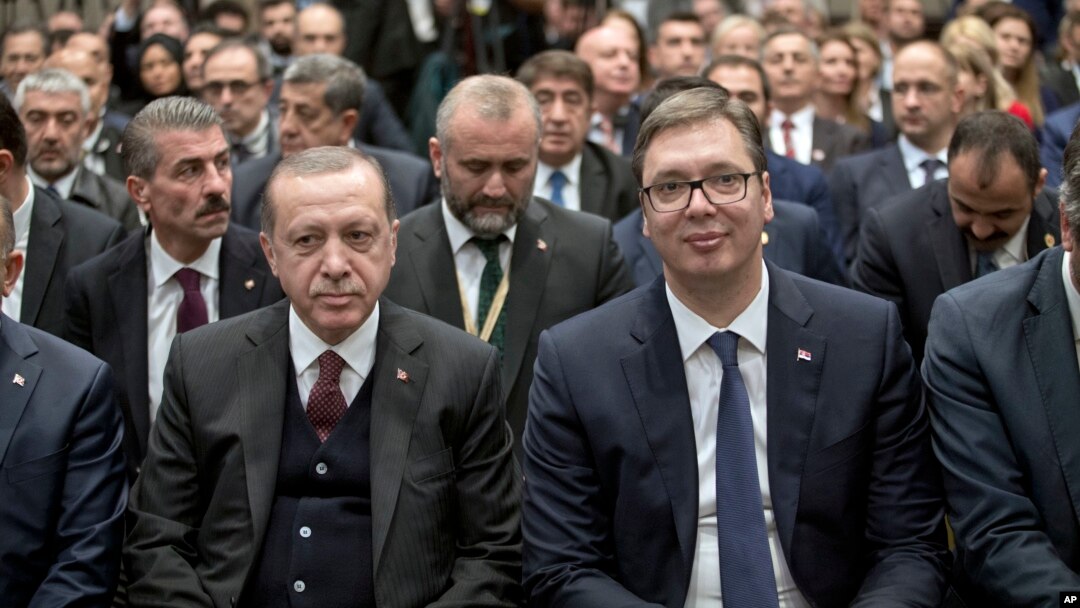 Arhiva - Predsednik Turske Rečep Tajip Erdogan (levo) i predsednik Srbije Aleksandar Vučić prisustvuju srpsko-turskom biznis forumu u Beogradu, Srbija, 10. oktobra 2017.