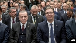 Arhiva - Predsednik Turske Rečep Tajip Erdogan (levo) i predsednik Srbije Aleksandar Vučić prisustvuju srpsko-turskom biznis forumu u Beogradu, Srbija, 10. oktobra 2017.