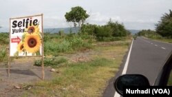 Ajakan selfie dipasang petani di pinggir jalan di kawasan Samas Yogyakarta. (Foto: VOA/Nurhadi)