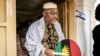 Le leader du mouvement des peuples autochtones du Biafra (IPOB), Nnamdi Kanu, quitte sa maison à Umuahia, dans le sud-est du Nigeria, le 26 mai 2017.