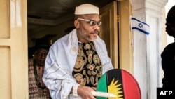 Le leader du mouvement des peuples autochtones du Biafra (IPOB), Nnamdi Kanu, quitte sa maison à Umuahia, dans le sud-est du Nigeria, le 26 mai 2017.