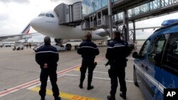Des policiers au tarmac de l'aéroport Roissy Charles-de-Gaulle à Paris, 17 avril 2016.