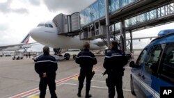 Des gendarmes français assurent la sécurité à côté d’un Airbus A330 à l'aéroport Charles De Gaulle Roissy, au nord de Paris, France, 17 avril 2016.