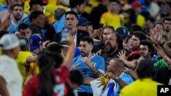 Después de perder 1-0 contra Colombia en la semifinal de la Copa América, jugadores uruguayos se enfrentaron con aficionados colombianos en las gradas.