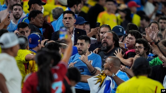 Después de perder 1-0 contra Colombia en la semifinal de la Copa América, jugadores uruguayos se enfrentaron con aficionados colombianos en las gradas.