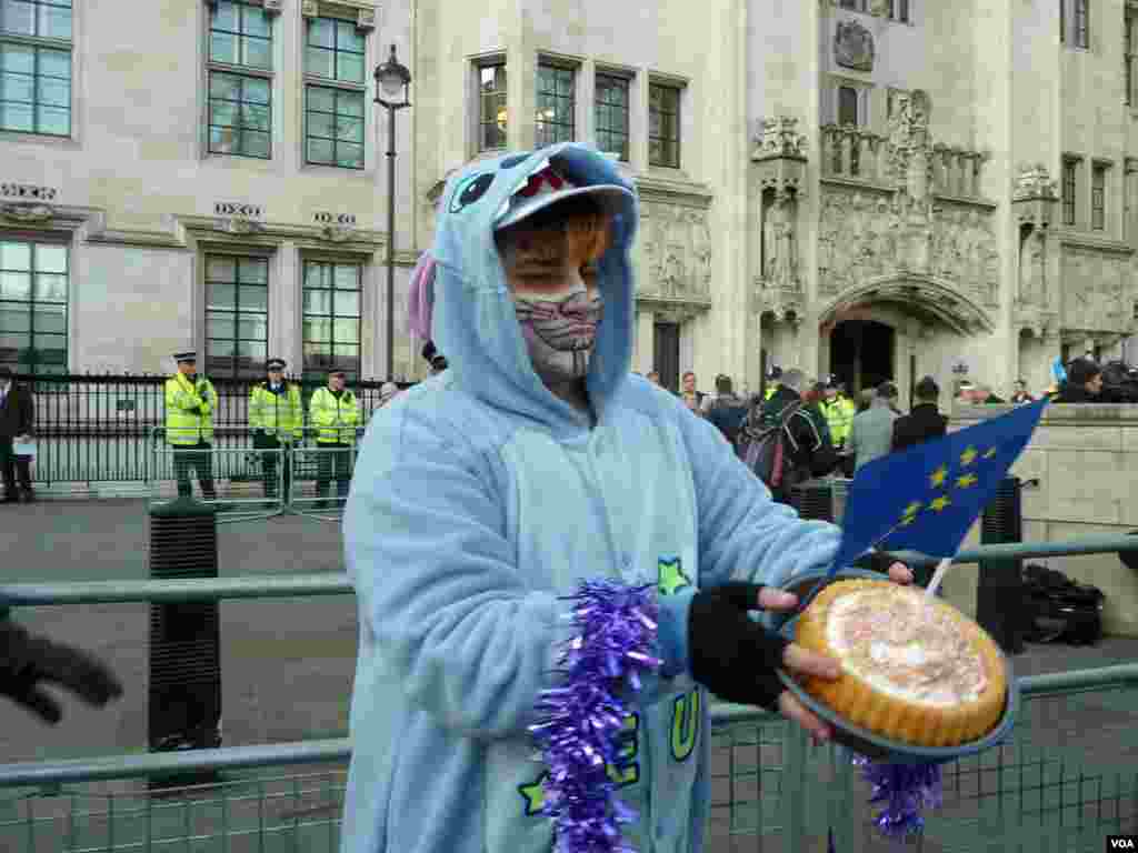 Seorang demonstran anti-Brexit di London. Parlemen Inggris masih terbagi dan jadwal untuk Brexit bisa tertunda. (VOA/J. Godman)