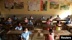Des élèves suivent des cours à l'école Merlan de Paillet, à Abidjan, Côte d'Ivoire le 25 mai 2020. 