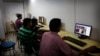 Des jeunes indiens utilisent internet dans un cybercafé à Allahabad, Inde, le 3 août 2015.