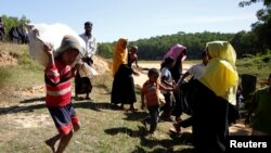 ဘင်္ဂလားဒေ့ရှ်နိုင်ငံက Kutapalong ဒုက္ခသည်စခန်းအတွင်း ဒုက္ခသည်များကိုတွေ့ရစဉ် 