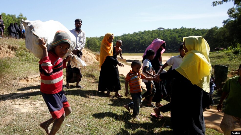 ဘဂၤလားေဒ့ရွ္ႏုိင္ငံက Kutapalong ဒုကၡသည္စခန္းအတြင္း ဒုကၡသည္မ်ားကိုေတြ႔ရစဥ္