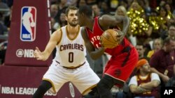 La révélation camerounaise Pascal Siakam des Toronto Raptors, à droite, contre Kevin Love des Cleveland Cavaliers, Cleveland, le 13 octobre 2016. 