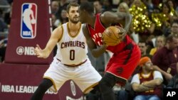 Le Camerounais Pascal Siakam, à droite, contre Kevin Love des Cavaliers, Cleveland, le 13 octobre 2016.