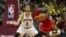 Pascal Siakam, à droite, face à Kevin Love lors d'un match de pré-saison NBA, USA, le 132 octobre 2016