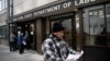 Para pendaftar klaim pengangguran di New York diminta pulang petugas karena khawatir perebakan virus corona (foto: dok). 